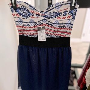 Rue 21 size M. Dress is blue, red, and white with black band! Strapless dress .